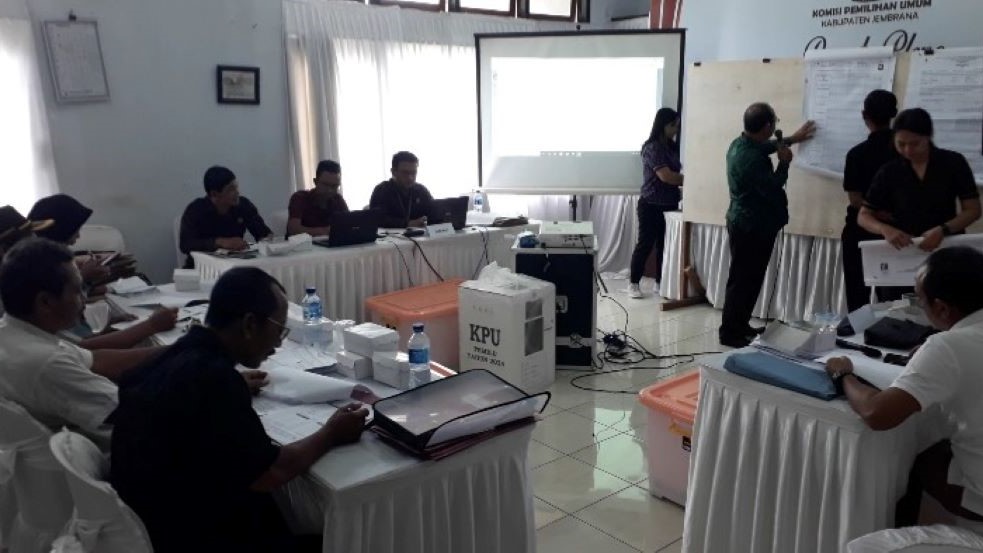 RAPAT PLENO: KPU Jembrana memutuskan menunda pleno rekapitulasi tingkat kecamatan dengan beberapa alasan.