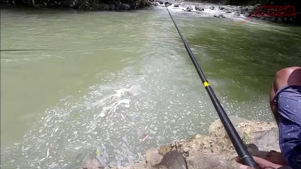 AIR DERAS: Salah satu tanda spot sungai dihuni ikan Nilem adalah airnya deras.