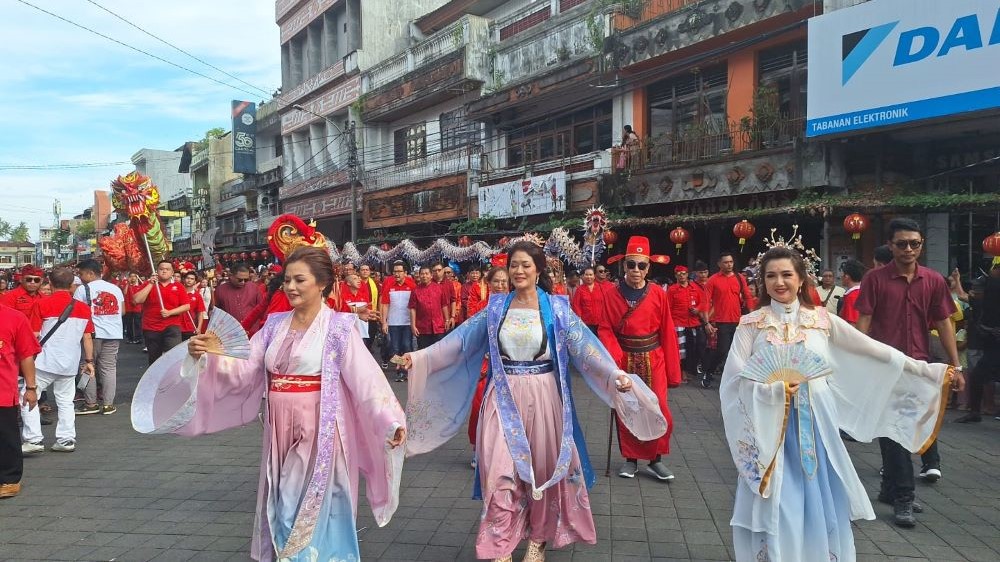 MENGAGUMKAN: Parade budaya nusantara memeriahkan perayaan Imlek di Tabanan, Bali, Minggu (18/2).