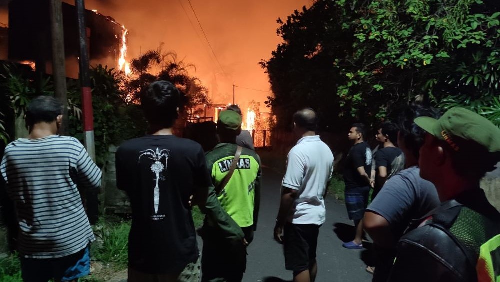 MEMBARA: Villa Ahimsa di Cemagi, Mengwi Badung kebakaran pada Senin (19/2) pagi.