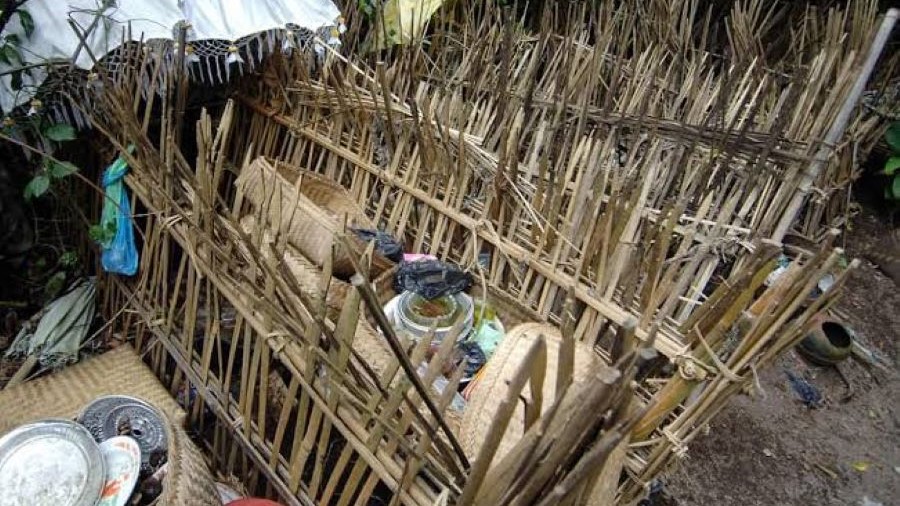 BISA JADI JORAN:Belibit atau pagar bambu pembatas kuburan bagi yang baru dimakamkan dipercaya bisa menjadi joran bertuah.