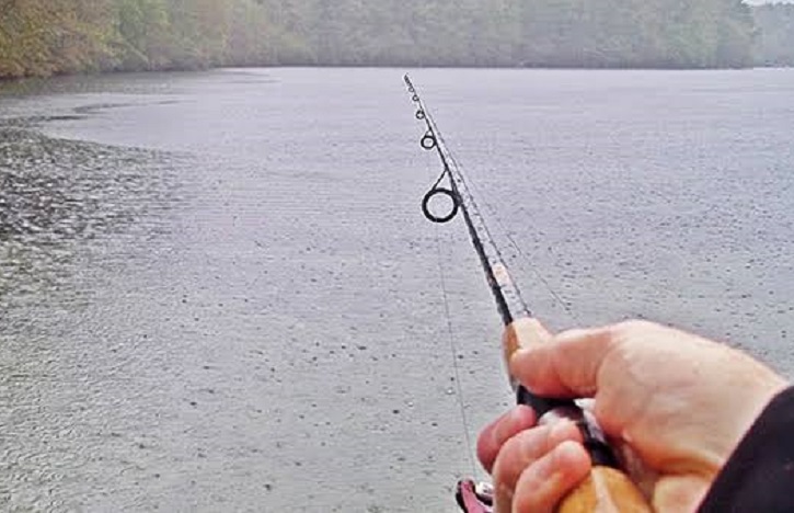 Ada beberapa tips yang bisa digunakan saat hujan mulai turun ketika sedang memancing.