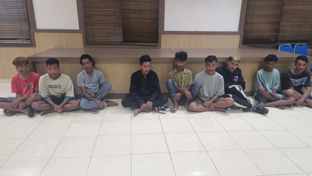 DIAMANKAN: Beberapa pelaku keributan antar pemuda NTT di Mengwi, Badung diamankan ke Kantor Polisi.