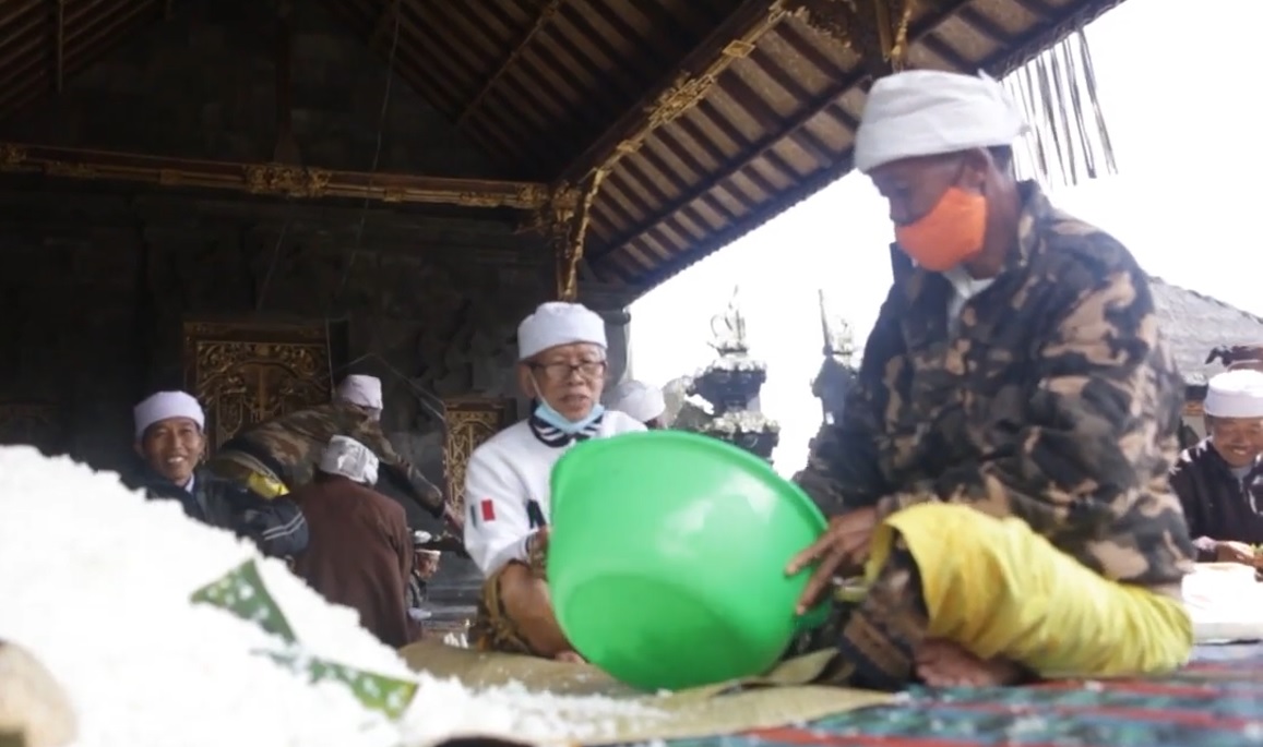 Jro Kubayan Kiwa dan Kubayan Muncuk saat memimpin upacara di Desa Adat Sukawana, Kecamatan Kintamani, Bangli