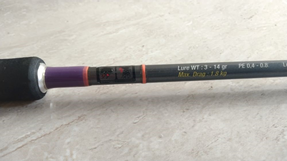 WASPADALAH: Simbol petir di joran jenis karbon menandakan joran ini tidak direkomendasikan digunakan saat cuaca hujan disertai petir.