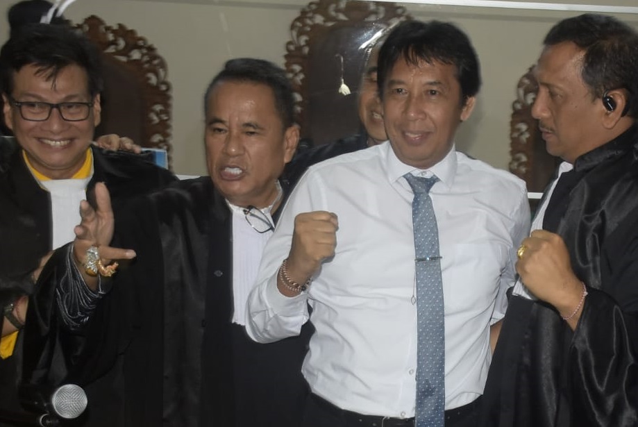 Hotman Paris (dua dari kiri) usai vonis bebas mantan Rektor Unud, Prof Antara (dua dari kanan).