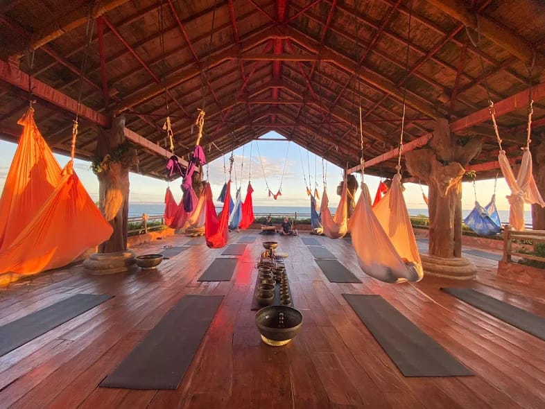 Kelas yoga di Udara Bali, lokasinya di Pantai Seseh, Mengwi, Badung.