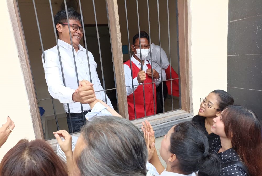 SALAM KEMENANGAN: Yusnantara dkk turut divonis bebas oleh Majelis Hakim Pengadilan Tipikor Denpasar kasus korupsi dana SPI Unud, Kamis (22/2).