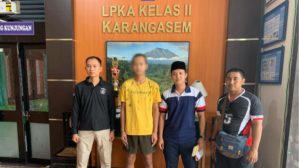 EKSEKUSI: Kejari Badung memasukkan AMF pelaku anak kasus pengeroyokan di Sempidi ke LPKA Karangasem, Jumat (23/2).