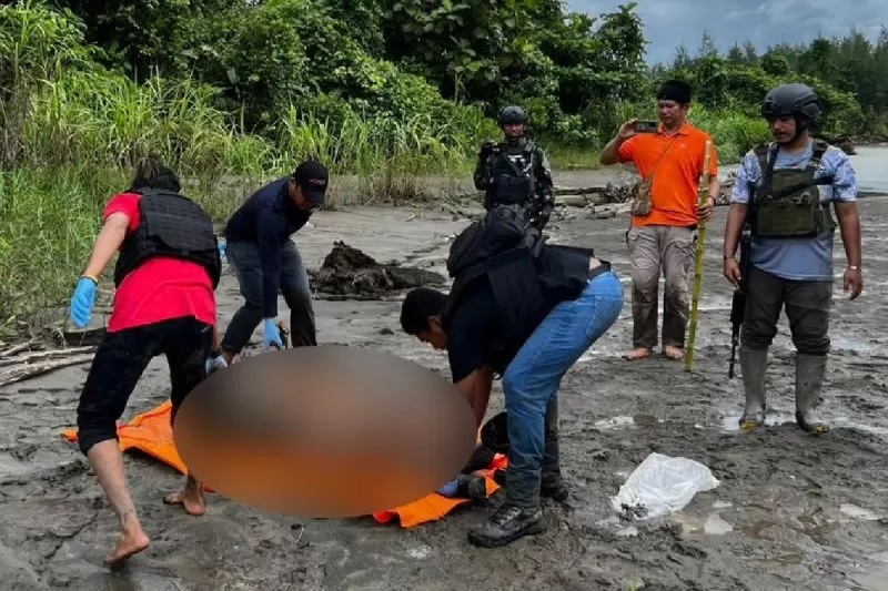 Anggota TNI/Polri mengevakuasi jenazah diduga anggota KKB yang tewas dalam saat kontak tembak, Kamis (14/9). ANTARA/HO-Humas Polda Papua
