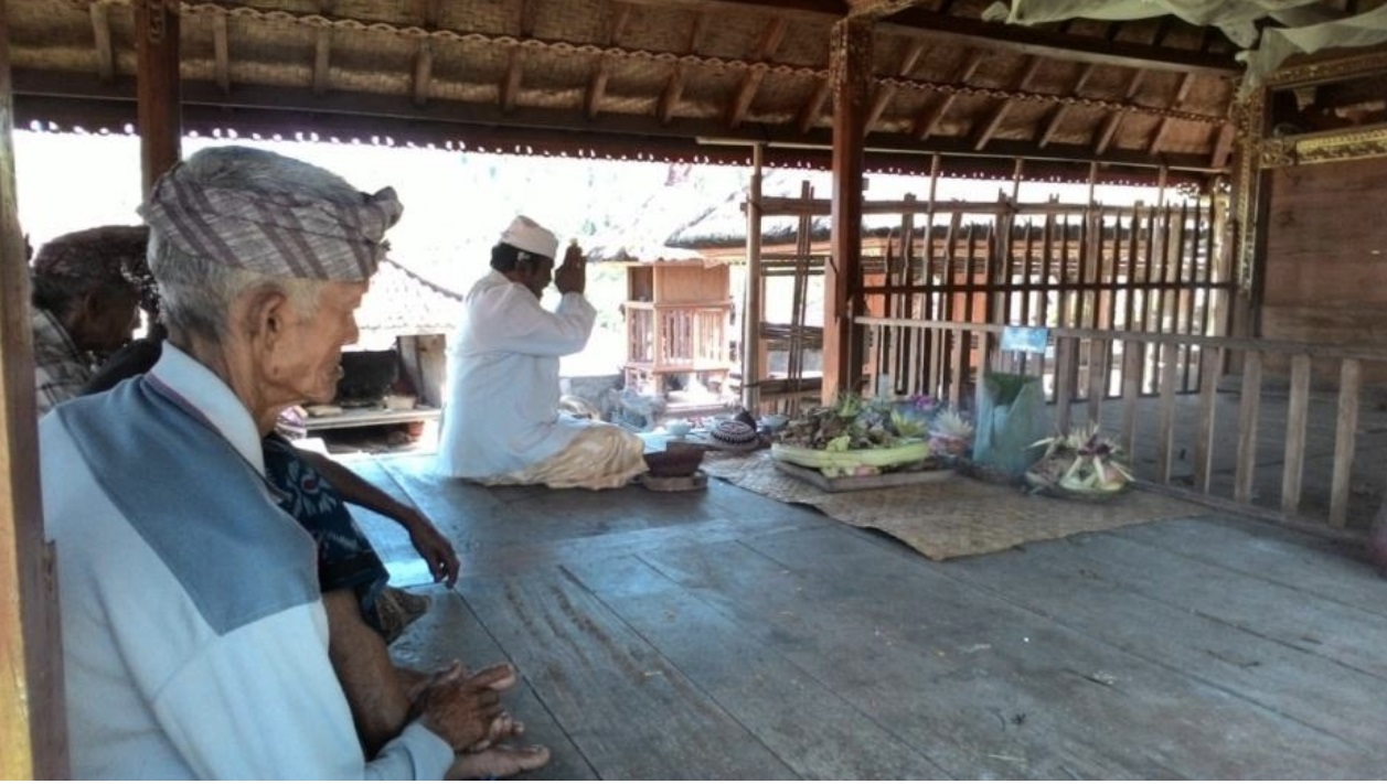 Balian Desa saat memimpin ritual Tradisi Ngalabaanin di Desa Pedawa, Kecamatan Banjar, Buleleng