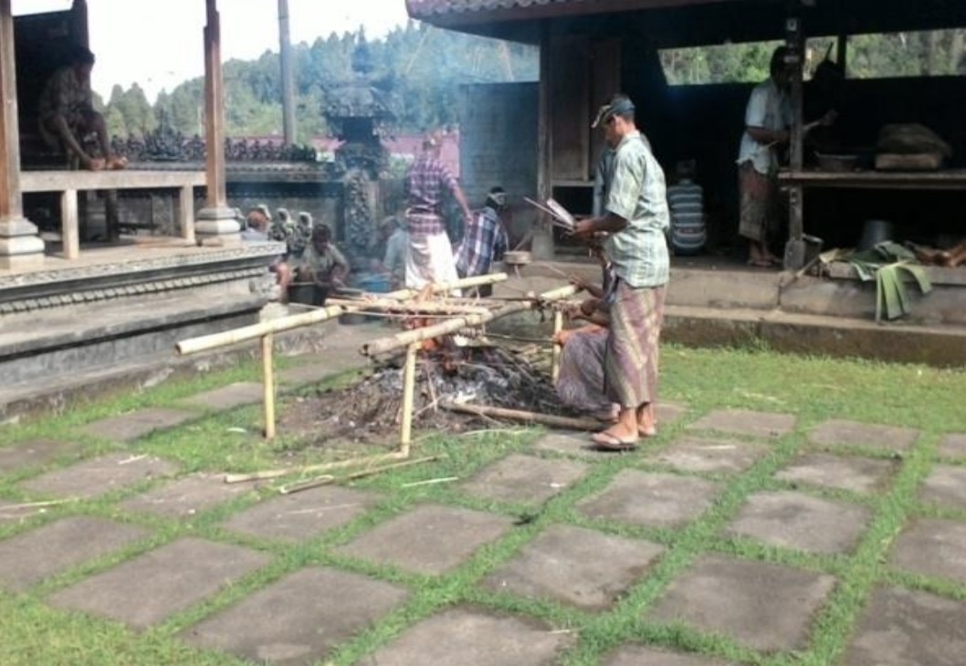 Tradisi Ngalabaanin Jero Ngurah Wates Desa di Desa Pedawa, Kecamatan Banjar, Buleleng