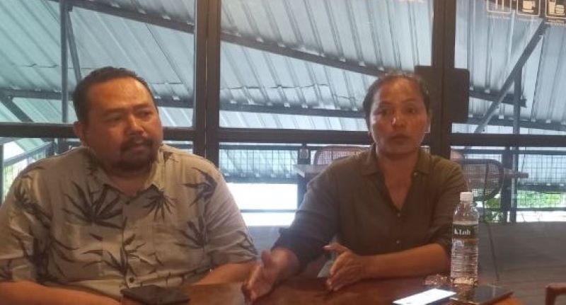KORBAN KOPERASI: , I Gusti Ayu Ketut Setiawati,44, didampingi Nyoman Ferri Supriyadi melaporkan Koperasi Simpan Pinjam (KSP) Ema Duta Mandiri ke Polda Bali.