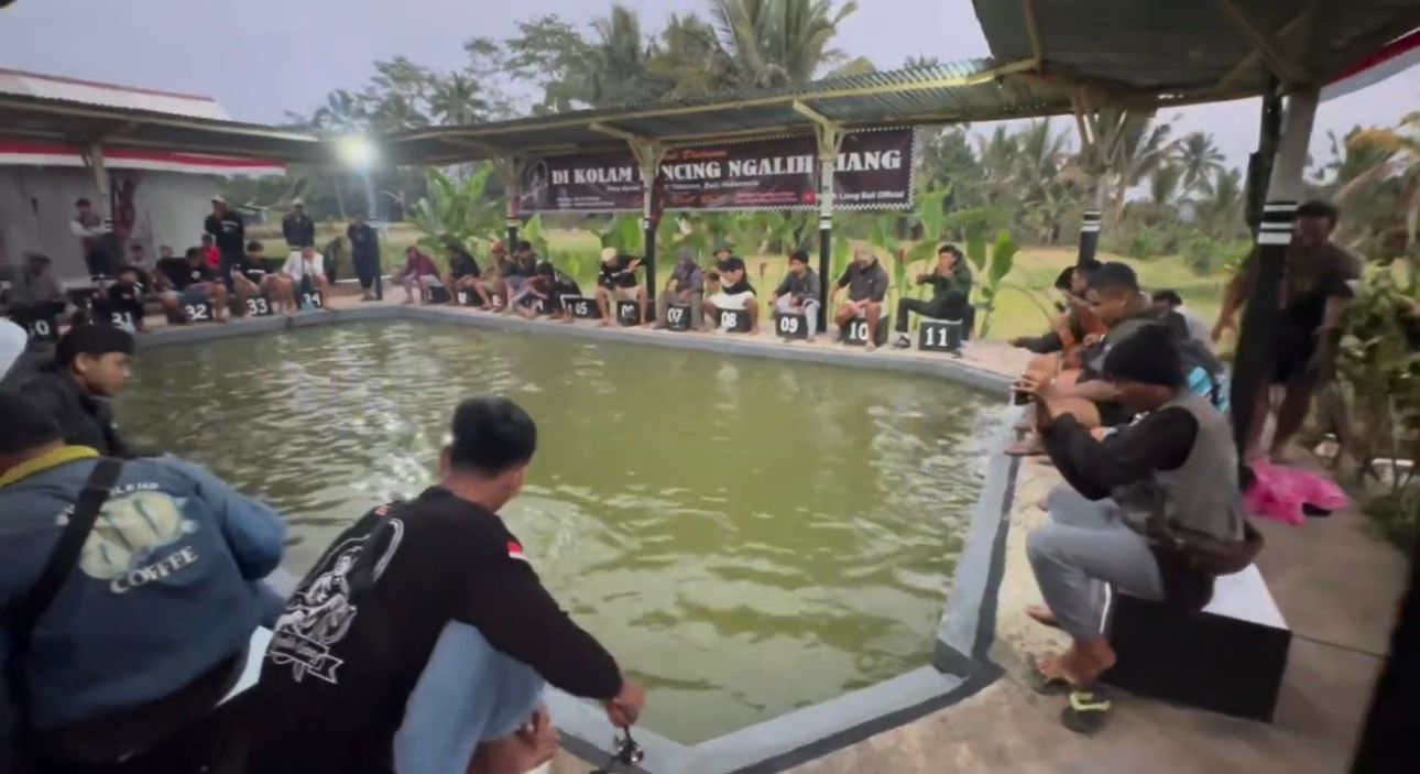 Suasana lomba di Kolam Pancing Ngalih Liang di Desa Apuan, Kecamatan Baturiti, Tabanan.