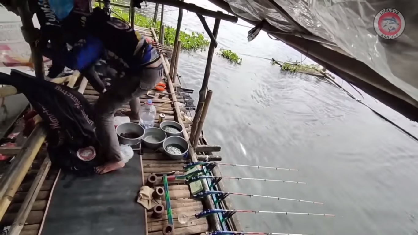 Para pemancing di Waduk Cirata lari tunggang langgang karena ada penghuni waduk.