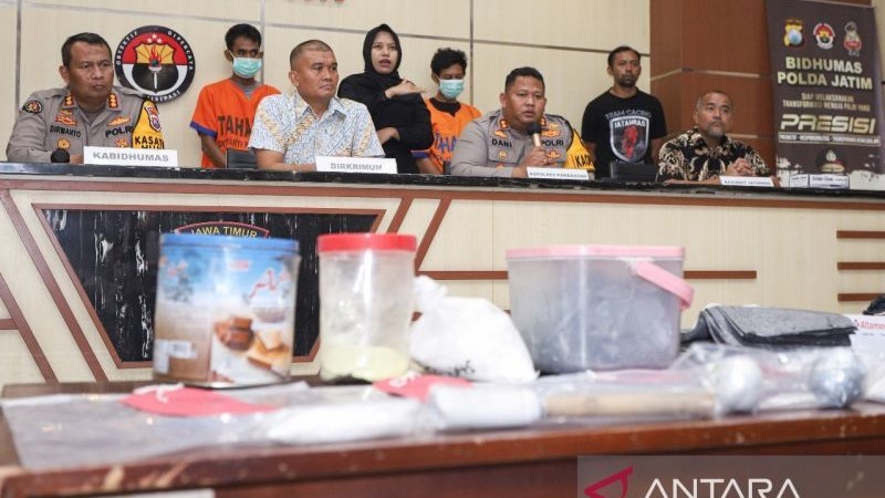 BUKAN POLITIS: Polda Jawa Timur menangkap tiga orang pelaku pelemparan bom ikan di rumah Ketua KPPS di Pamekasan.