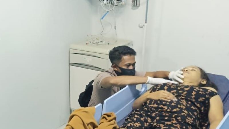 MENGENASKAN: Jenazah CER sempat dilarikan ke RS Bali Mandara setelah ditemukan meninggal gantung diri di kamar kosnya, Sidekarya, Denpasar Selatan.