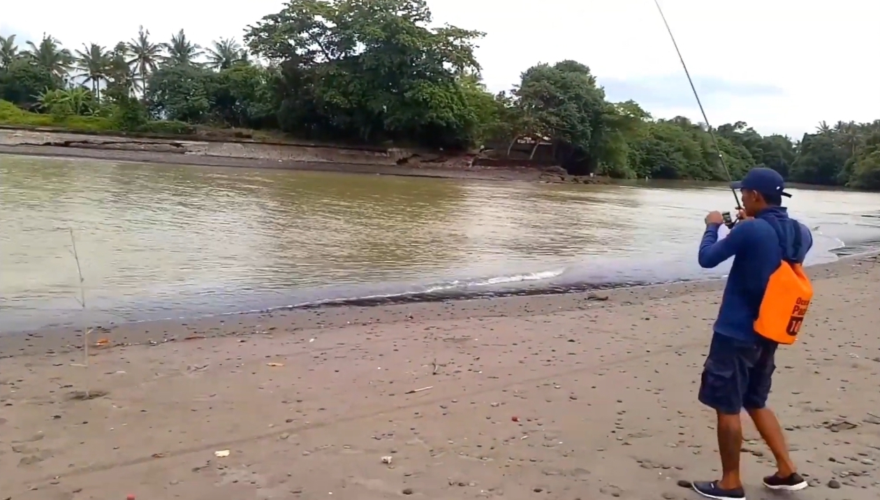 Lokasi Enjung Kapas yang ikonik dengan keberadaan Pohon Abian Kapas besar. Spot ini berada di Desa Tangguntiti, atau sebelah barat muara Pantai Pasut.