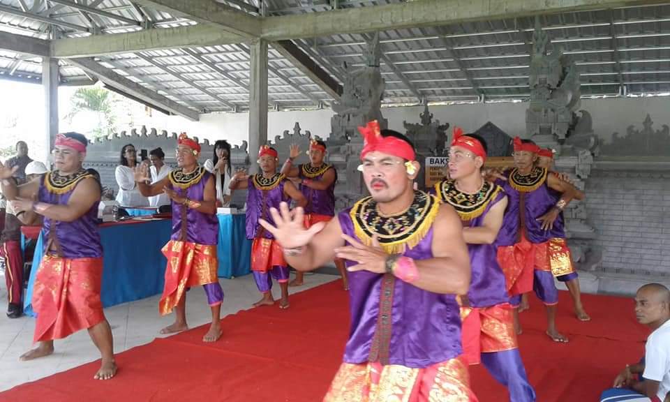 Sekaa Janger Kolok Desa Bengkala, Kecamatan Kubutambahan saat pentas