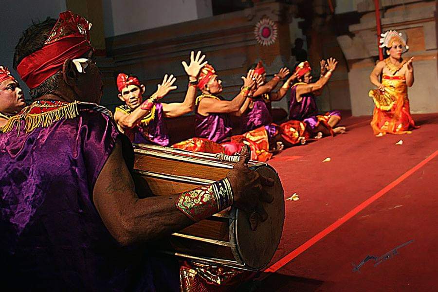 Janger Kolok saat pentas di Desa Bengkala yang juga digunakan sebagai ajang naur sesangi atau kaul