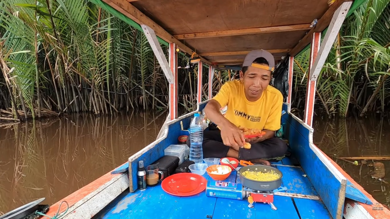 Angler Kayong memasak udang galah hasil memancing di Sungai Seponti, Kayong Utara, Kalbar.