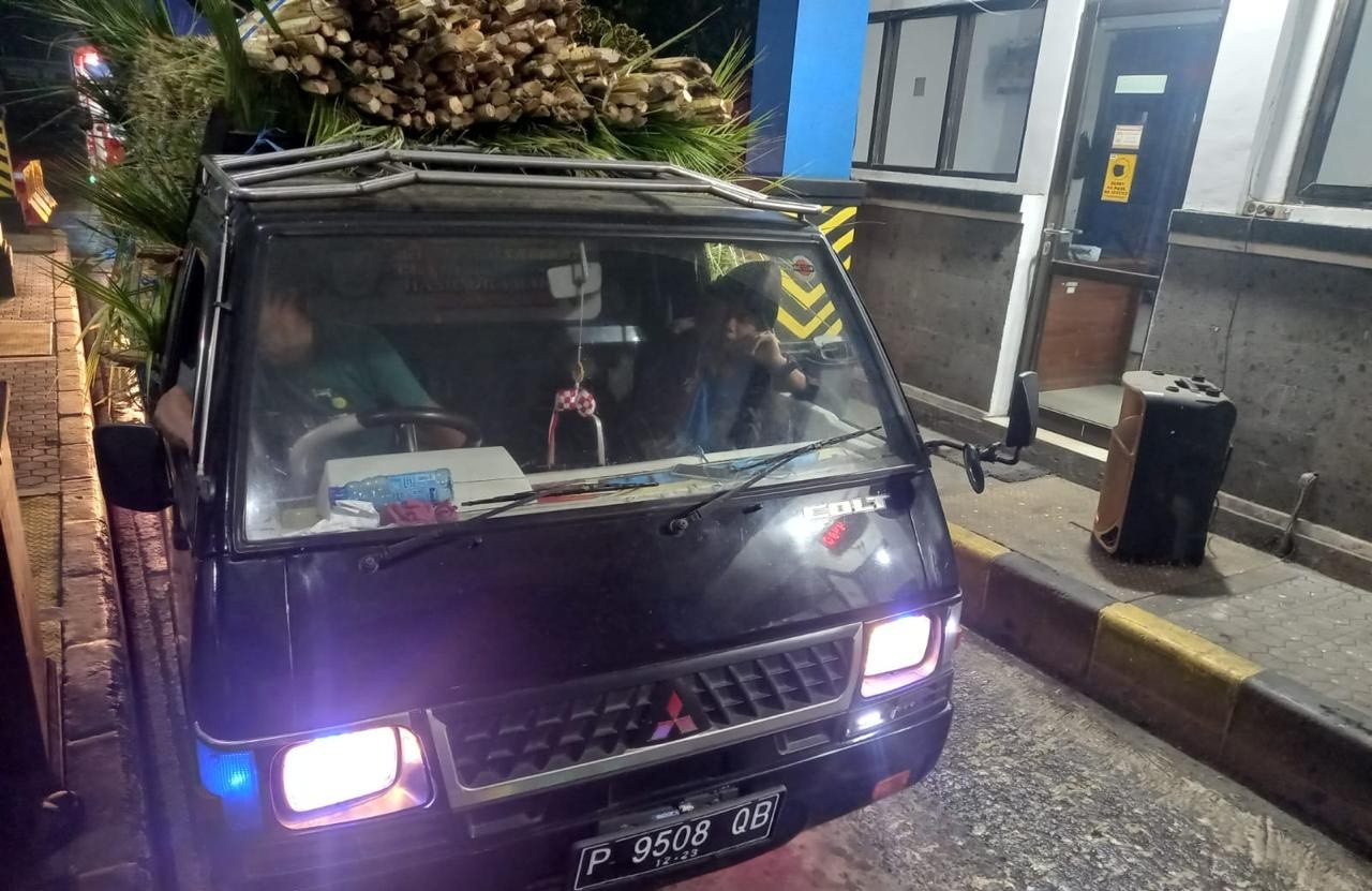 Kendaraan pengangkut janur dan buah pisang saat pengecekan di Unit Pelayanan Penimbangan Kendaraan Bermotor (UPPKB) Cekik, Kelurahan Gilimanuk, Jembrana, Bali, Kamis (22/2).