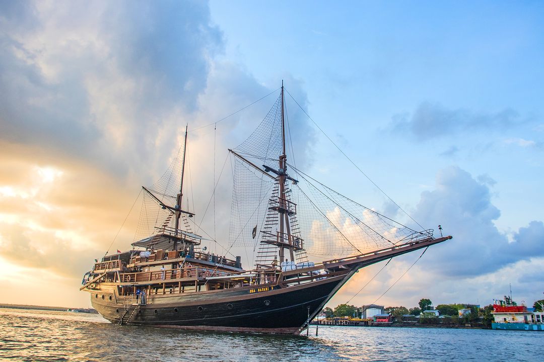 Restoran Pirate Dinner Cruise bertema bajak laut di Pelabuhan Benoa, Bali.