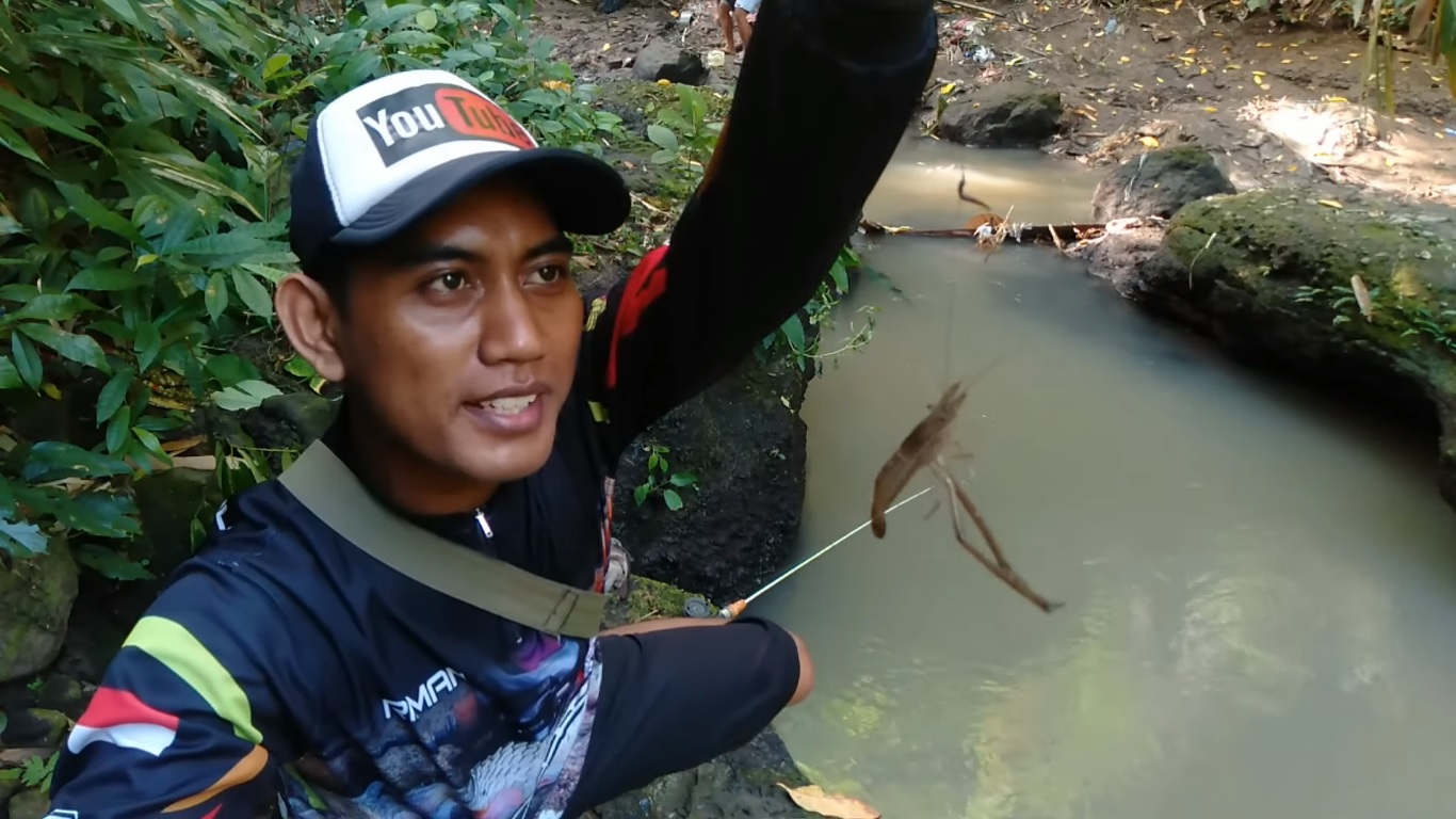 Pemancing dapat udang di spot mancing Banjar Malkanging, Kota Tabanan.