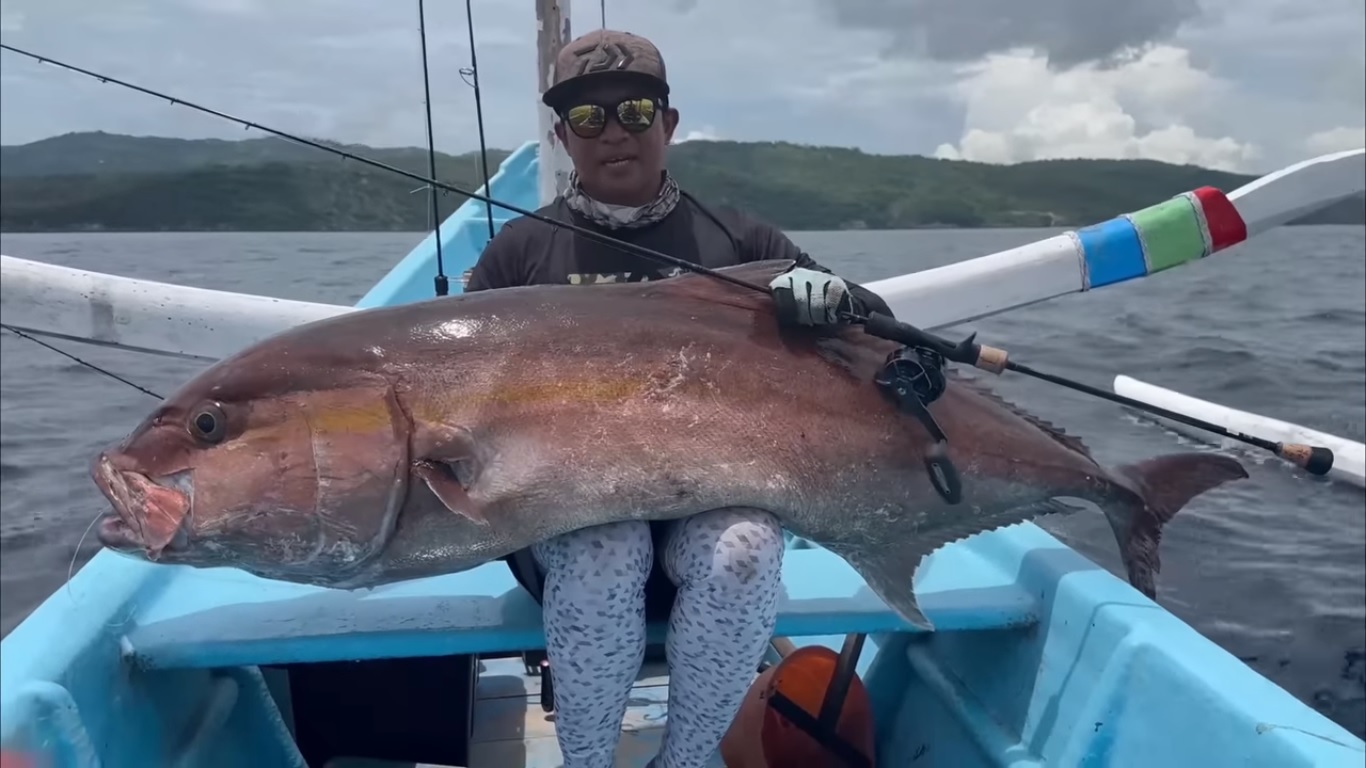Wayan Nyoss dan ikan amberjack tangkapannya di perairan Nusa Penida, Bali.