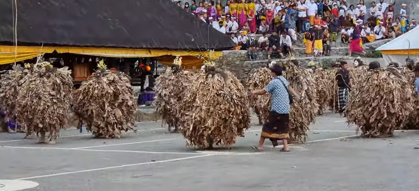 Barong Brutuk di Desa Adat Trunyan, Kecamatan Kintamani, Bangli saat Purnama Kapat di Pura Pancering Jagat, Desa Trunyan