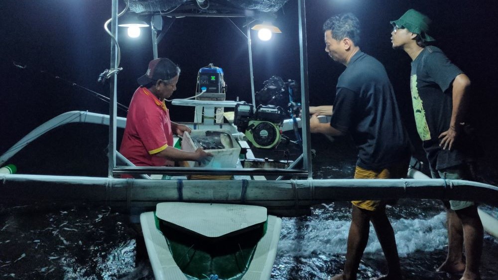 MANCING MALAM: Kawasan Pelabuhan Tua Buleleng, Bali jadi spot mancing favorit warga kota Singaraja.