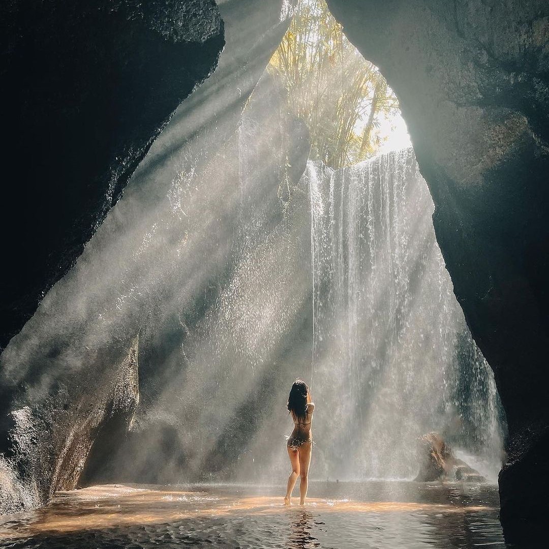 MENYEGARKAN: Air terjun tersembunyi di Tembuku Bangli ini menjadi favorit wisatawan saat berkunjung ke Bali.