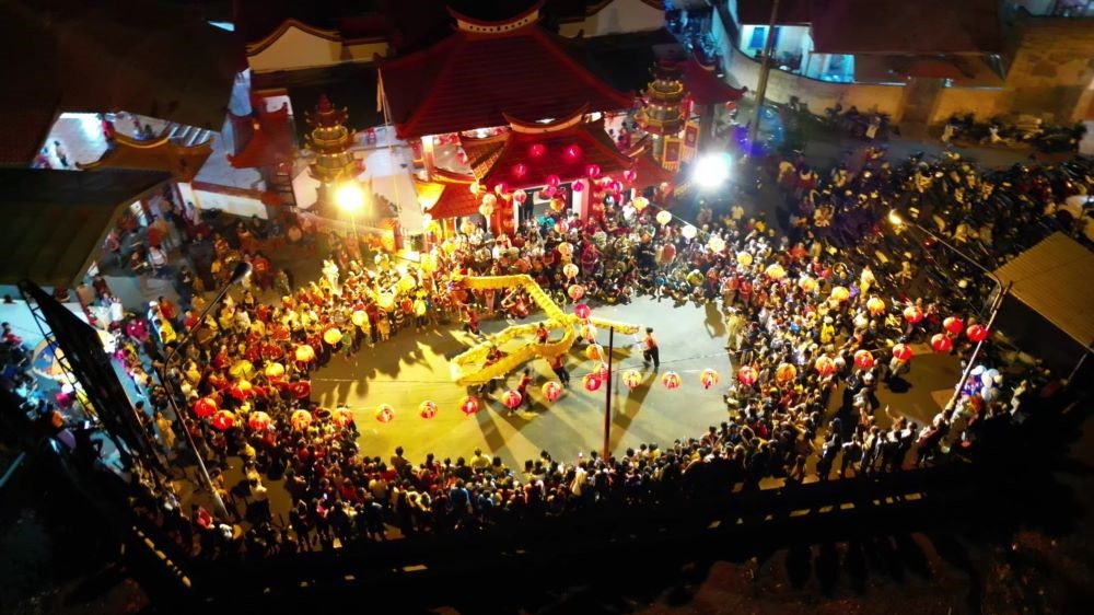 BUKAN CUMA HIBURAN: Aneka lampion, tarian Barongsai menambah semaraknya perayaan Cap Go Meh di Kelenteng Seng Hong Bio, Singaraja, Bali.