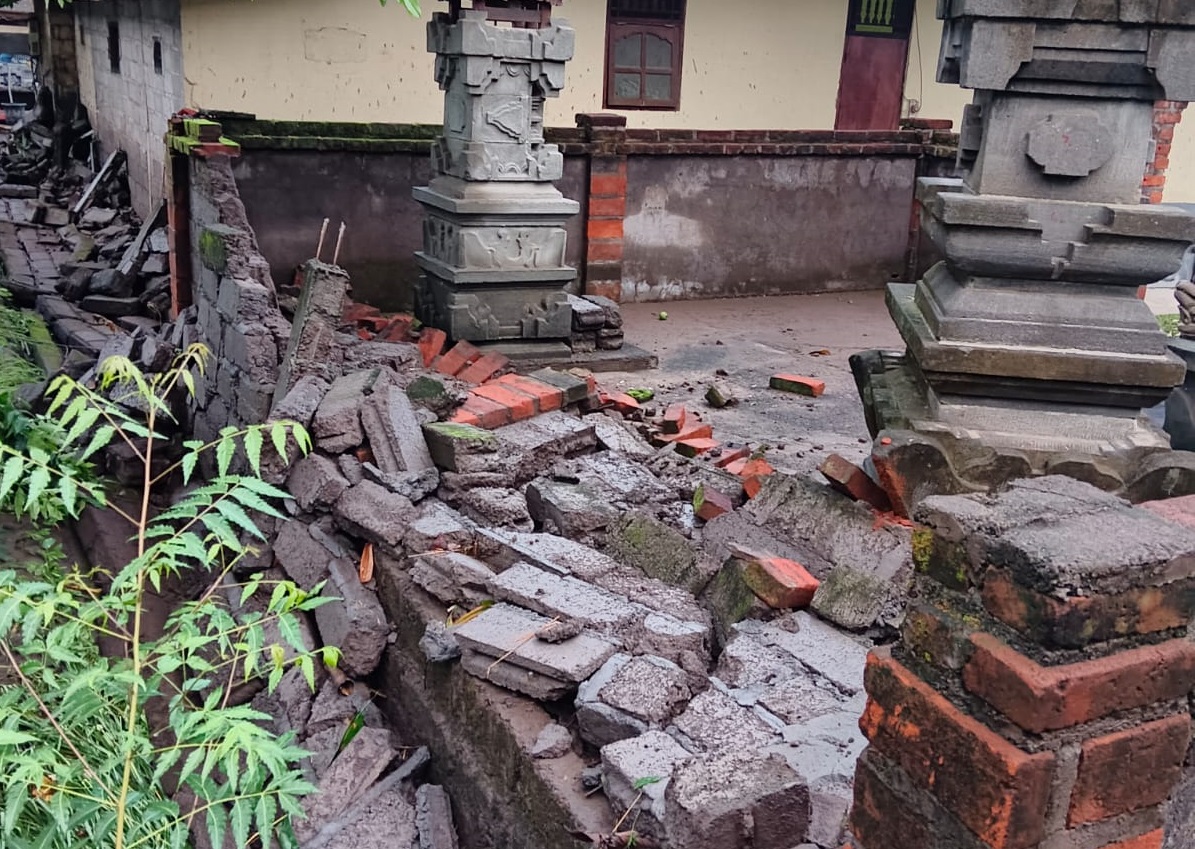 Tembok penyengker rumah warga di Pemuteran jebol diterjang banjir.