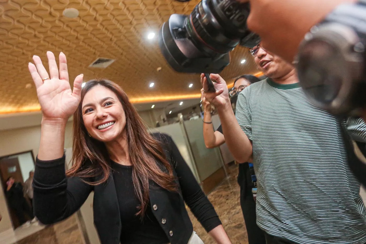 Aktris Wulan Guritno berjalan menuju ruang pemeriksaan setibanya di Gedung Bareskrim Polri, Jakarta, Kamis (14/9/2023). (MIFTAHUL HAYAT/JAWA POS)