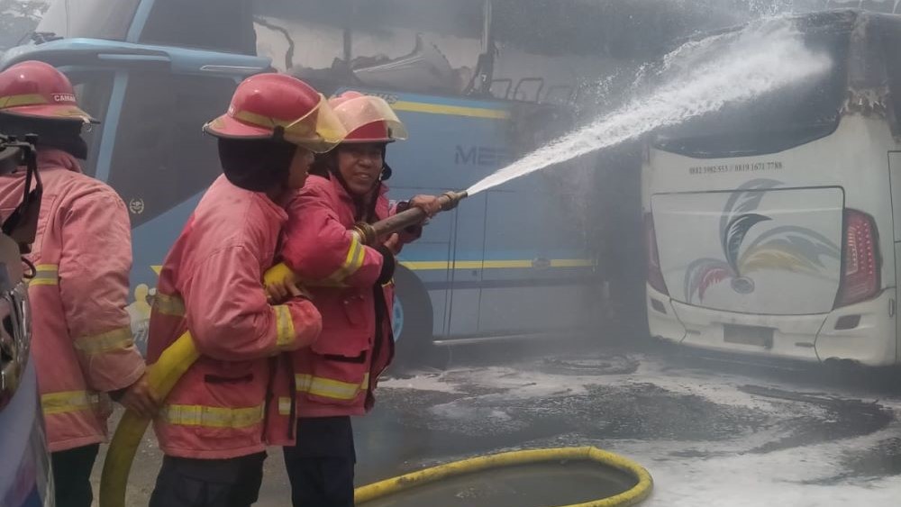 TERBAKAR: Kebakaran menimpa bengkel bus di Denpasar, Senin (26/2).
