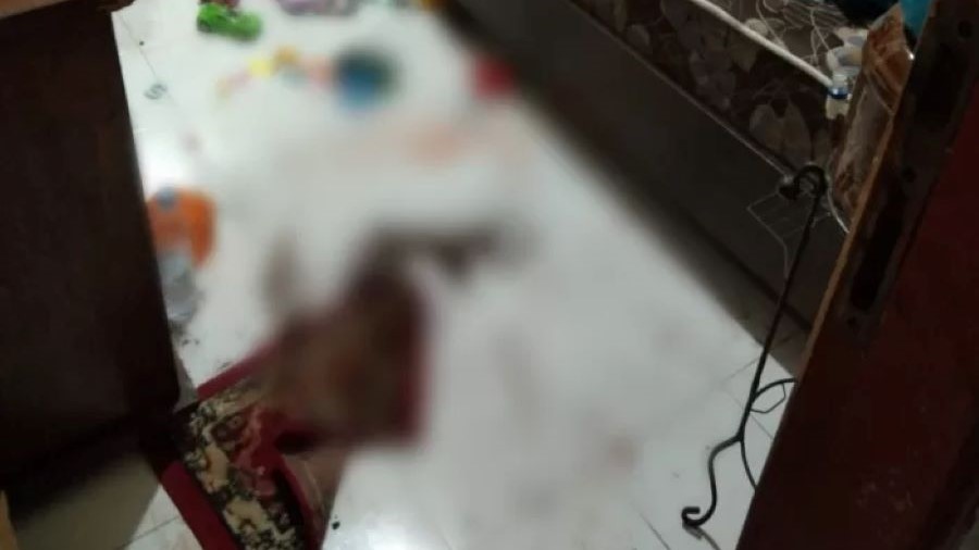 BERSIMBAH DARAH: Wayan Seri terluka akibat penganiayaan Made Putra di kosnya Pemecutan Klod, Denpasar Barat.