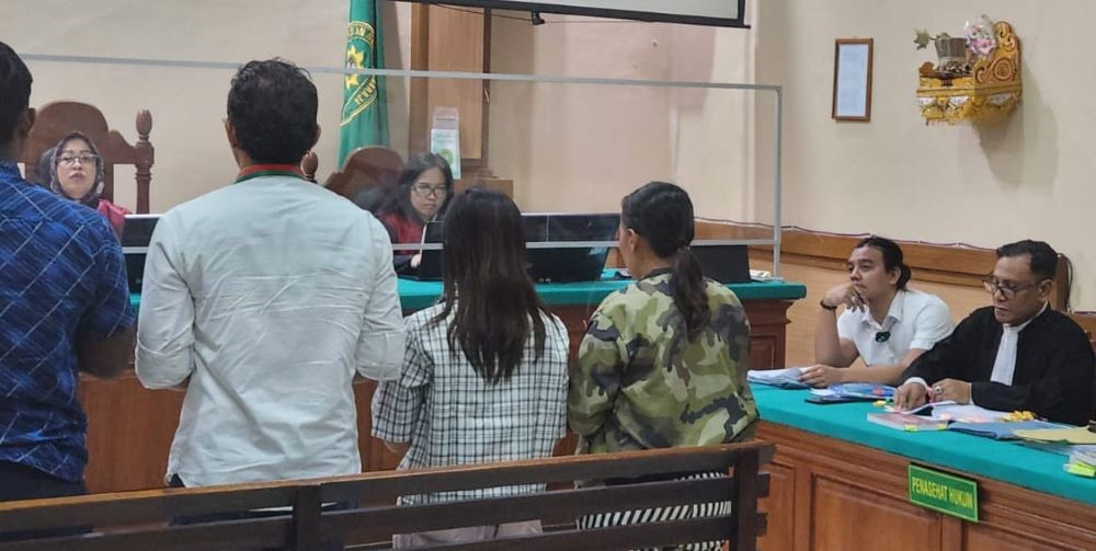 TERPOJOK: Saksi notaris terpojok saat diperiksa sebagai saksi terdakwa Jro Arka di PN Singaraja, Senin (26/2).