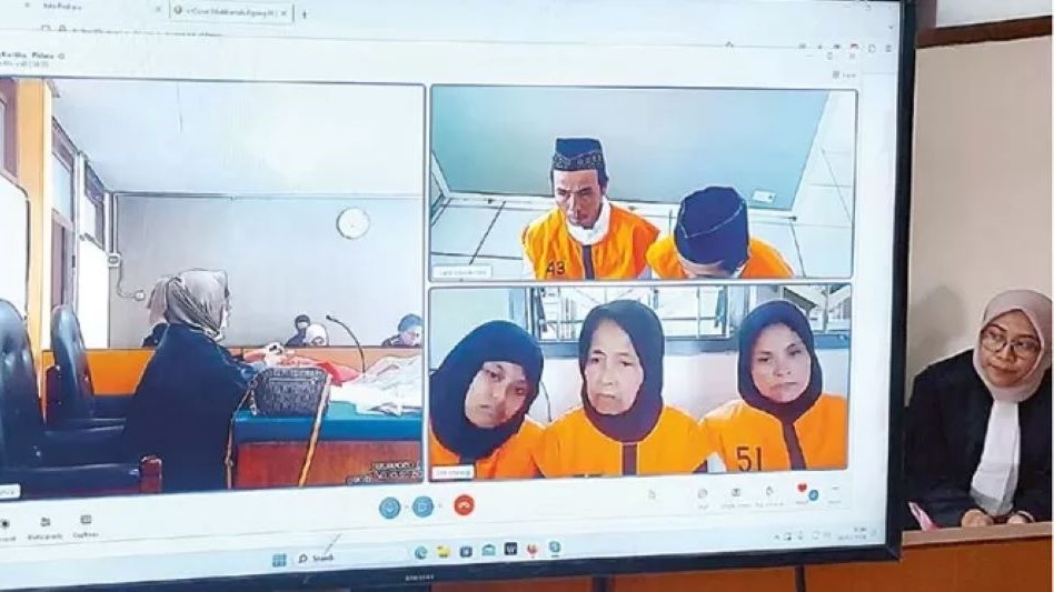 KELUARGA PENGANIAYA: Lima orang terdakwa terdiri dari ayah,ibu, ibu tiri, paman dan kakak tiri korban menjalani sidang kasus penganiayaan bocah di Malang.