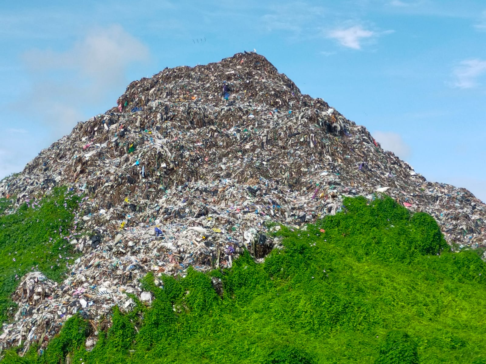 Tumpukan sampah di TPA Mandung, Tabanan, Bali, mengalami peningkatan ketika hari raya Galungan.