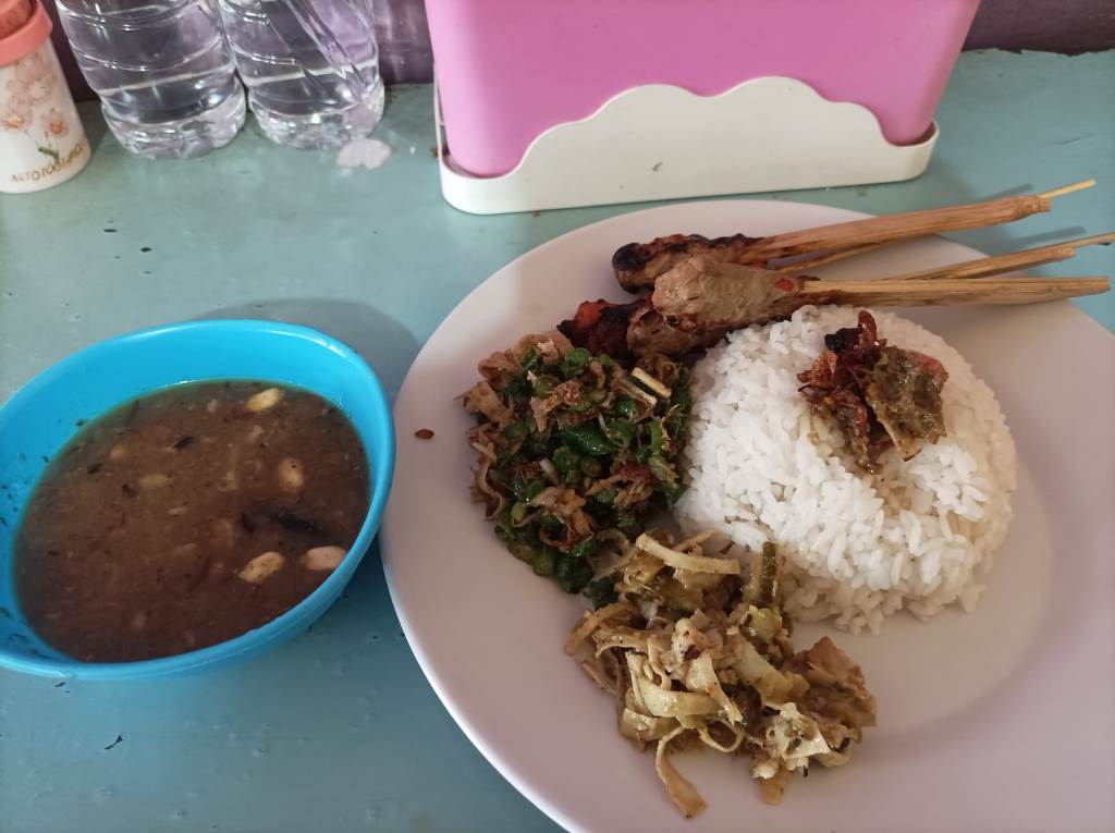 MENU TRADISIONAL BALI: Satu porsi makanan di Warung Pak Minggu berisi nasi, lawar, sate, dan komoh. (Istimewa)