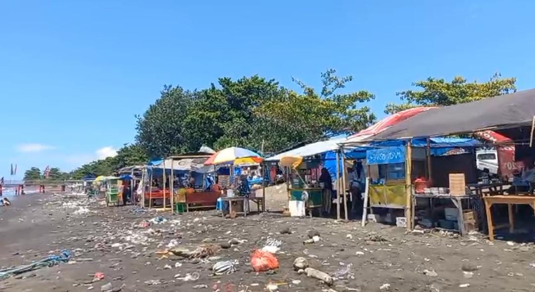 BANYAK SAMPAH : Kondisi sampah plastik yang memenuhi pesisir Pantai Kampung Kusamba, Klungkung, Bali, Kamis (29/2).