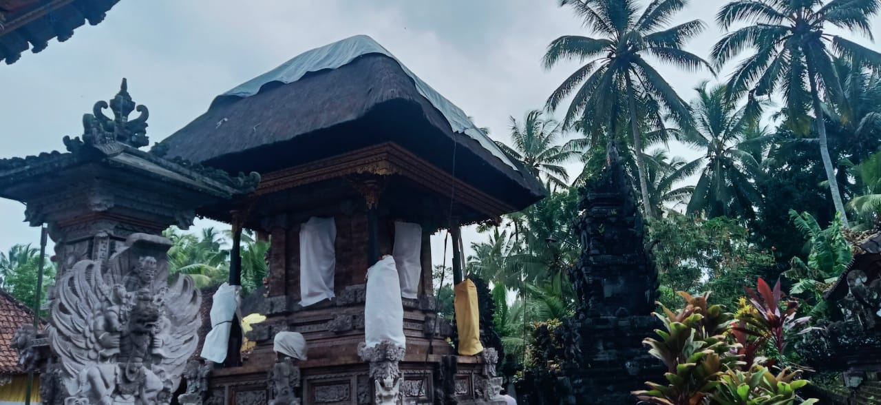 Atap gedong pura Dalem Purwa di Desa Cau Blayu, Tabanan, Bali yang terbakar pada hari raya Galungan Rabu (28/2).