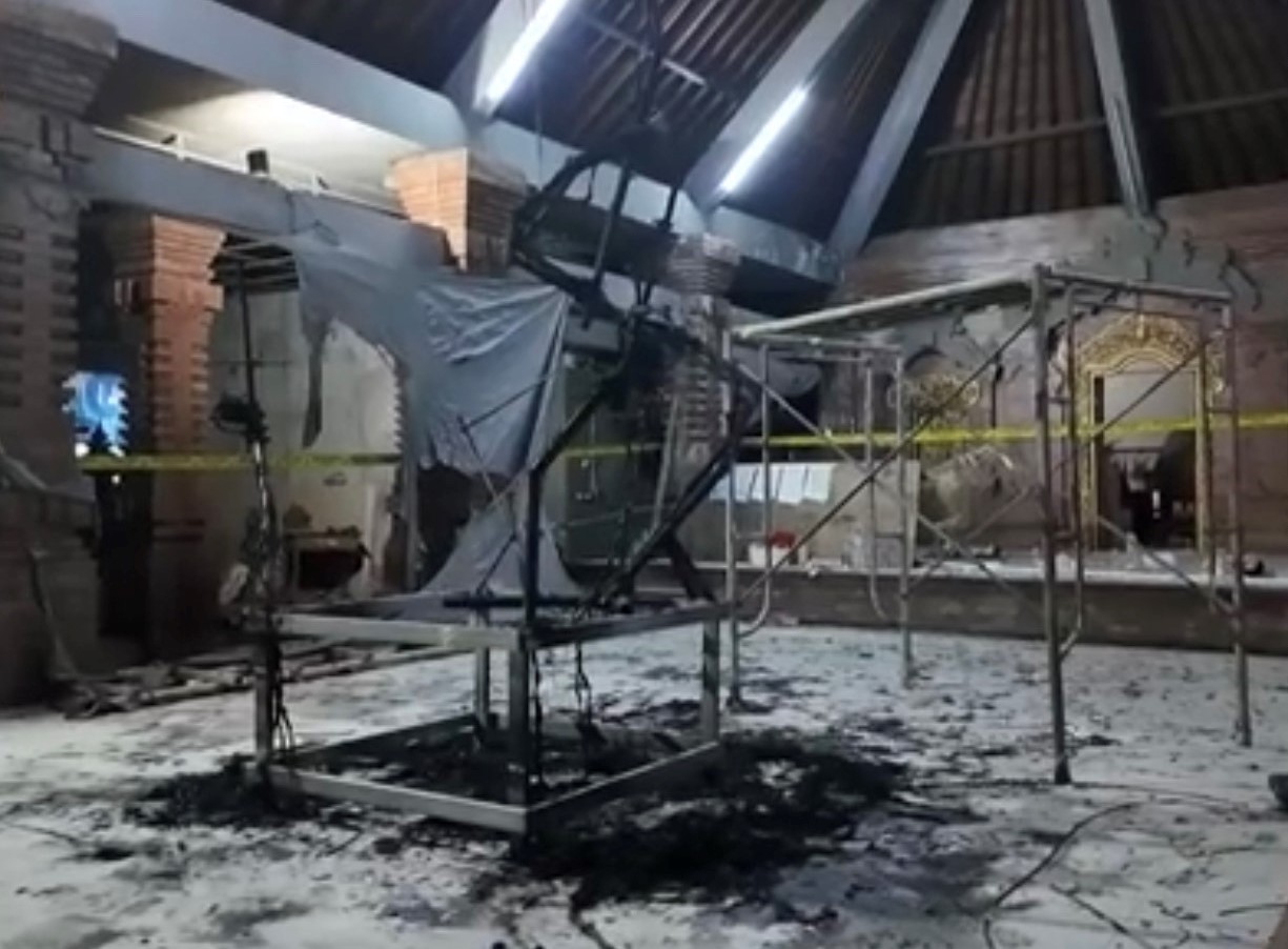 DIBAKAR: Kondisi Ogoh-ogoh di Balai Banjar Bumi Mekar Sari, Dalung Permai, Kelurahan Kerobokan Kaja, Kuta Utara, Badung, Bali, setelah dibakar, Rabu (28/2).