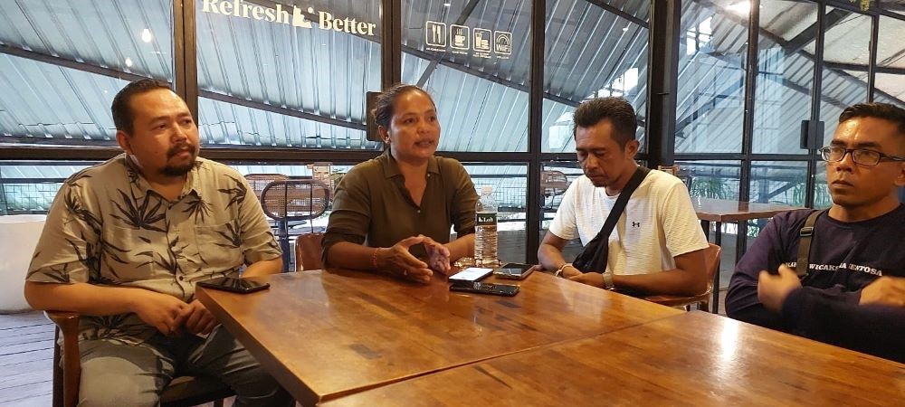 KORBAN KOPERASI: Setiawati didampingi penasihat hukumnya Nyoman Ferri Supriyadi mengungkapkan kasusnya di Denpasar.