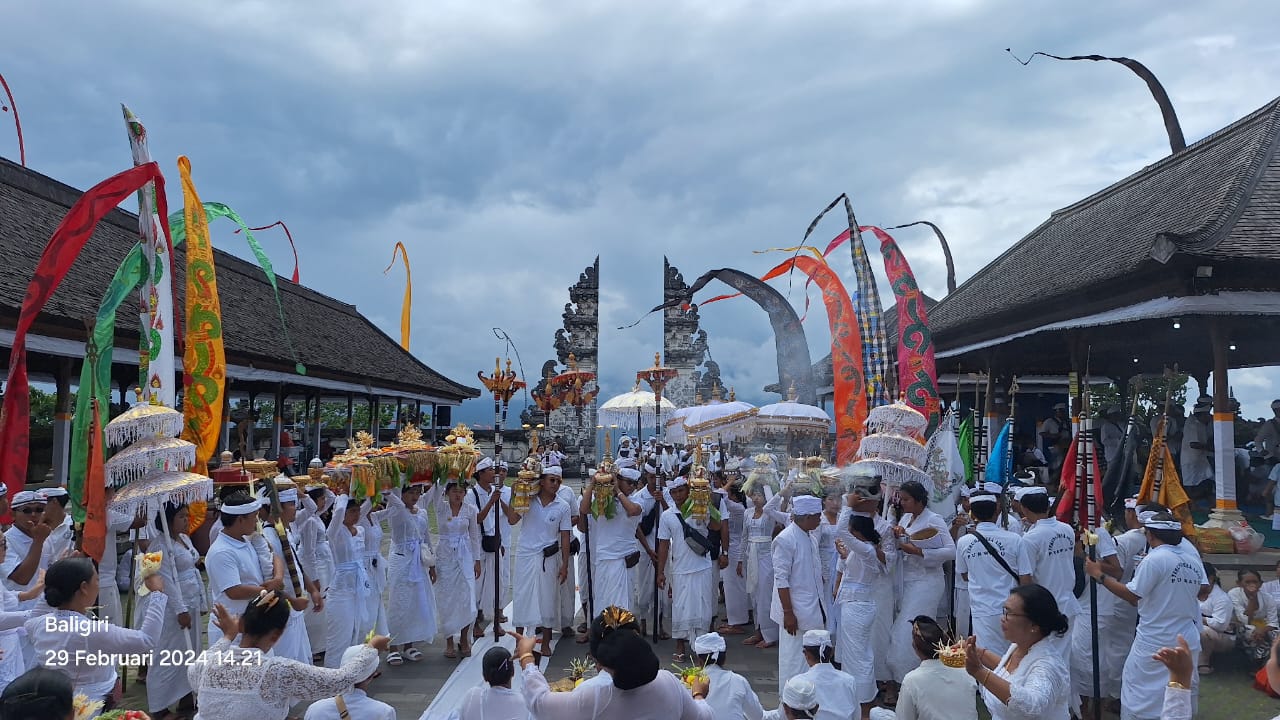 DITUTUP: Objek wisata Pura Lempuyang di Karangasem Bali ditutup sementara serangkaian pujawali di pura tersebut.