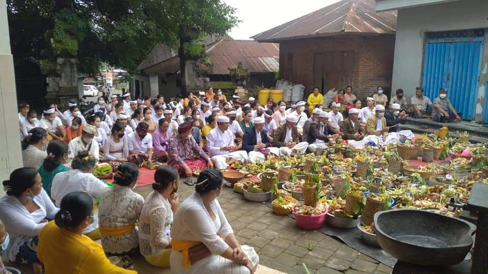 Prosesi nyeeb yang diikuti oleh pasangan suami istri di Desa Adat Tajun tepatnya di depan Pura Bale Agung pada Pinanggal ping lima, Sasih Kedasa