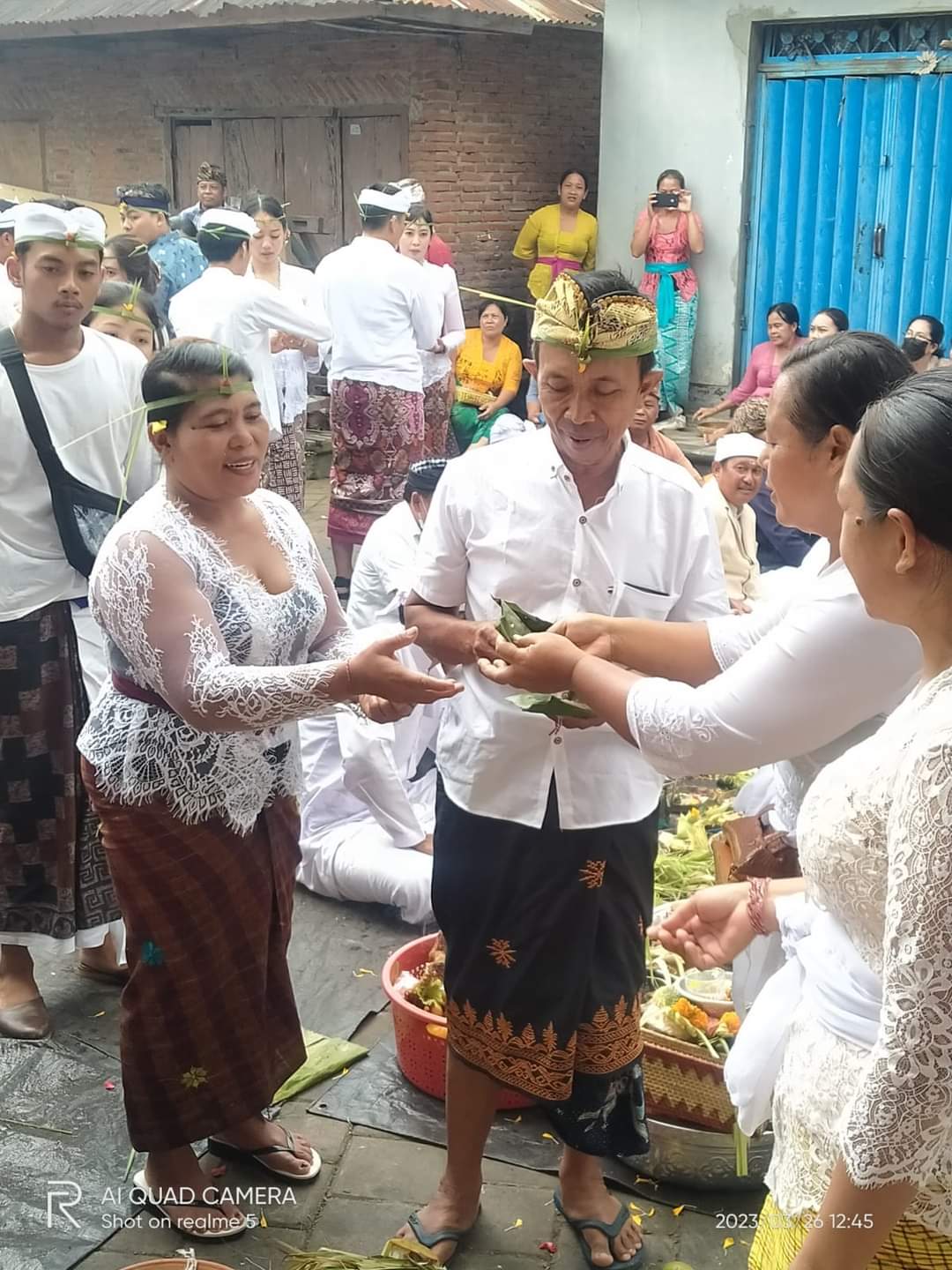 Prosesi nyeeb yang diikuti oleh pasangan suami istri di Desa Adat Tajun tepatnya di depan Pura Bale Agung pada Pinanggal ping lima, Sasih Kedasa