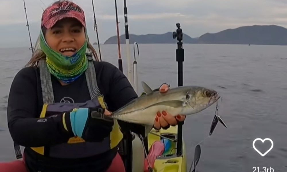 PEMANCING KREATIF: Gabrielle Vilalva memamerkan ikan hasil tangkapan menggunakan gunting kuku yang dimodifikasi.