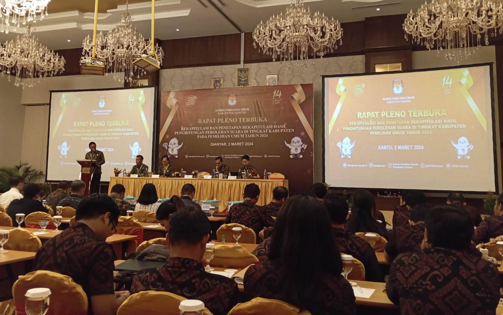 PLENO : Pelaksanaan rapat pleno terbuka rekapitulasi perolehan suara oleh KPU Gianyar, Sabtu ( 2/3).(istimewa)